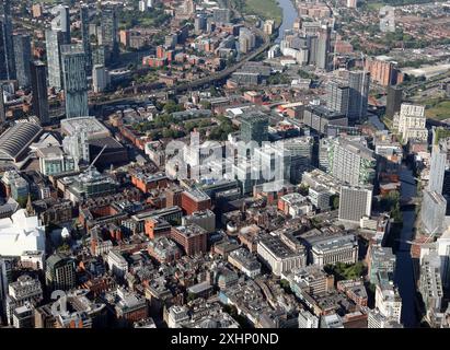 Vue aérienne du nord regardant le sud-ouest du centre-ville de Manchester avec Deansgate proéminent Banque D'Images