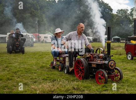 Storrington / Royaume-Uni - 13 juillet 2024 : les amateurs de vapeur conduisent leur modèle réduit de moteurs de traction à vapeur à Sussex Steam Fair, Parham, Storrington, Royaume-Uni. Banque D'Images