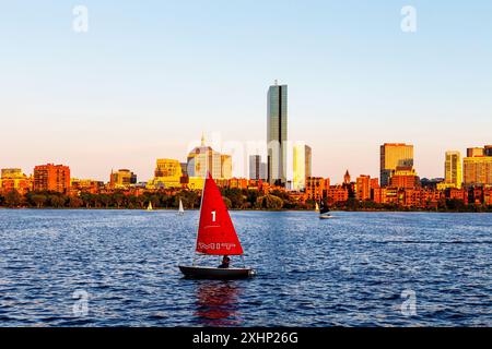 Boston, Massachusetts. Un voilier MIT (Massachusetts Institute of Technology) sur la rivière Charles au coucher du soleil. Banque D'Images