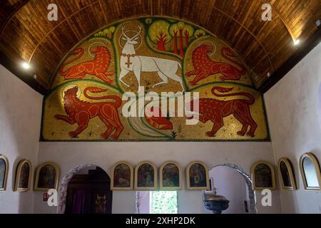 Michael Bunel / le Pictorium - Eglise Sainte-Eutrope Sainte-Onenne, surnommée l'Eglise du Graal - 13/07/2024 - France / Bretagne - mosaïque du grand cerf blanc et des 4 lions. L'église Sainte-Eutrope Sainte-Onenne, également connue sous le nom d'église du Graal, est une église paroissiale de la commune de Trehorenteuc. C'est la seule église dédiée à un saint breton très local, Saint Onenne. Il est surtout connu, cependant, pour ses vitraux et ses éléments mélangeant les éléments païens de la légende arthurienne avec des éléments chrétiens, commandés par Abbe Gillard entre 1942 et 1962. 13 juillet Banque D'Images