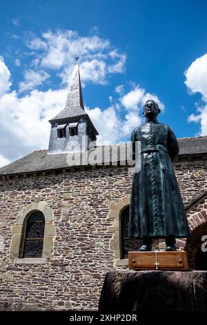 Michael Bunel / le Pictorium - L'église Sainte-Eutrope Sainte-Onenne, surnommée l'église du Graal - 13/07/2024 - France / Bretagne - la statue de l'abbé Gillard en face de Sainte-Eutrope Sainte-Onenne, également connue sous le nom d'église du Graal, est une église paroissiale de la commune de Trehorenteuc. C'est la seule église dédiée à un saint breton très local, Saint Onenne. Il est surtout connu, cependant, pour ses vitraux et ses éléments mélangeant les éléments païens de la légende arthurienne avec des éléments chrétiens, commandés par Abbe Gillard entre 1942 et 1962. 13 juillet 2024. Trehorenteuc. Britta Banque D'Images