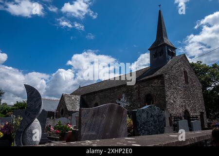 Michael Bunel / le Pictorium - Eglise Sainte-Eutrope Sainte-Onenne, surnommée l'Eglise du Graal - 13/07/2024 - France / Bretagne - L'église Sainte-Eutrope Sainte-Onenne, également connue sous le nom d'Eglise du Graal, est une église paroissiale de la commune de Trehorenteuc. C'est la seule église dédiée à un saint breton très local, Saint Onenne. Il est surtout connu, cependant, pour ses vitraux et ses éléments mélangeant les éléments païens de la légende arthurienne avec des éléments chrétiens, commandés par Abbe Gillard entre 1942 et 1962. 13 juillet 2024. Trehorenteuc. Brittany. France. Banque D'Images