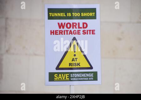 Londres, Royaume-Uni. 15 juillet 2024. Une pancarte opposée au tunnel de Stonehenge prévu est vue pendant la manifestation. Les militants ont organisé une manifestation devant les cours royales de justice alors que la dernière contestation judiciaire contre le nouveau projet de route et de tunnel près de l'emblématique Stonehenge commence. Crédit : SOPA images Limited/Alamy Live News Banque D'Images
