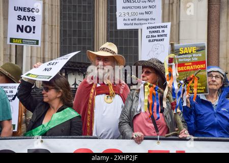 Londres, Royaume-Uni. 15 juillet 2024. Les manifestants tiennent des pancartes s'opposant au projet de construction d'une nouvelle route et d'un nouveau tunnel près de Stonehenge pendant la manifestation. Les militants ont organisé une manifestation devant les cours royales de justice alors que la dernière contestation judiciaire contre le nouveau projet de route et de tunnel près de l'emblématique Stonehenge commence. Crédit : SOPA images Limited/Alamy Live News Banque D'Images