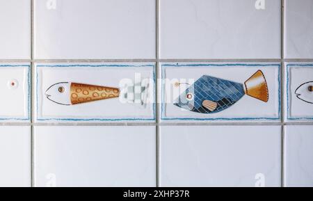 ALLEMAGNE, QUEDLINGBURG - 2023 septembre : carreaux avec de beaux motifs de poisson sur le mur Banque D'Images