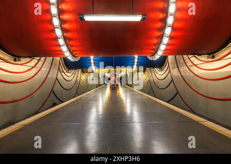 Station de métro Rochusplatz, Cologne, Allemagne. Au plafond, trois grands tuyaux d'égout colorés du collecteur d'eau principal traversent la station. ***MODIFIER Banque D'Images