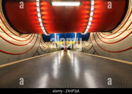 Station de métro Rochusplatz, Cologne, Allemagne. Au plafond, trois grands tuyaux d'égout colorés du collecteur d'eau principal traversent la station. ***MODIFIER Banque D'Images