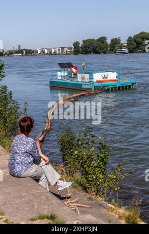 Piège à ordures de l'organisation environnementale KRAKE (Koelner Rhein-Aufraeum-Kommando-Einheit) sur les rives du Rhin à Riehl, Koeln, Allemagne. Cat Banque D'Images