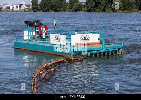 Piège à ordures de l'organisation environnementale KRAKE (Koelner Rhein-Aufraeum-Kommando-Einheit) sur les rives du Rhin à Riehl, Koeln, Allemagne. Cat Banque D'Images