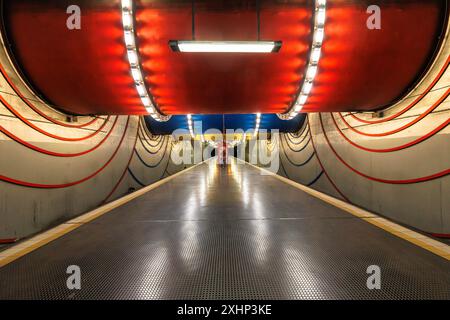 Station de métro Rochusplatz, Cologne, Allemagne. Au plafond, trois grands tuyaux d'égout colorés du collecteur d'eau principal traversent la station. ***MODIFIER Banque D'Images