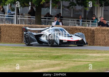 Mika Hakkinen conduisant une voiture de sport McLaren Solus GT sur la piste de montée de colline lors du Goodwood Festival of Speed 2024 Motorsport Event dans le Sussex de l'Ouest, au Royaume-Uni Banque D'Images