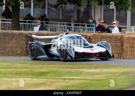 Mika Hakkinen conduisant une voiture de sport McLaren Solus GT sur la piste de montée de colline lors du Goodwood Festival of Speed 2024 Motorsport Event dans le Sussex de l'Ouest, au Royaume-Uni Banque D'Images