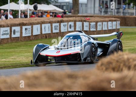 Mika Hakkinen conduisant une voiture de sport McLaren Solus GT sur la piste de montée de colline lors du Goodwood Festival of Speed 2024 Motorsport Event dans le Sussex de l'Ouest, au Royaume-Uni Banque D'Images