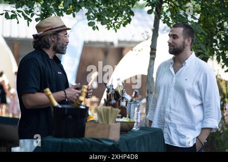 Barman extérieur proposant des cocktails Banque D'Images