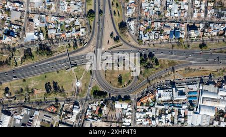 Vue aérienne de la grande autoroute avec beaucoup de trafic, dans la ville de Mendoza, Argentine. Banque D'Images