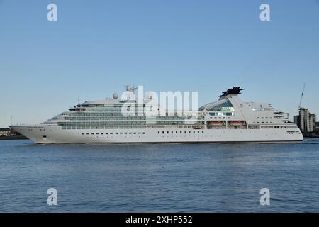 Le bateau de croisière Seabourn Quest descend la Tamise après une visite à Londres pour commencer un voyage transatlantique à New York Banque D'Images