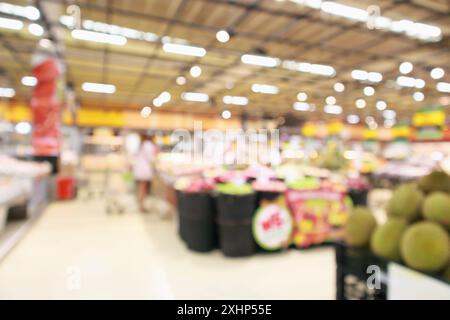 Supermarché avec des fruits de durian sur les étagères fond flou avec bokeh Banque D'Images