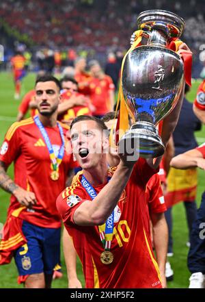 15 juillet 2024, Berlin : Football, UEFA Euro 2024, Championnat d'Europe, finale, Espagne - Angleterre, Olympiastadion Berlin, Espagne Dani Olmo célèbre avec le trophée après avoir remporté la finale. Photo : Tom Weller/dpa Banque D'Images