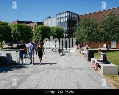 Étudiants potentiels et parents visitent Arts University Bournemouth AUB campus journée portes ouvertes, Bournemouth, Dorset, Royaume-Uni Banque D'Images