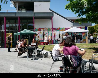 Étudiants potentiels et parents visitent Arts University Bournemouth AUB campus journée portes ouvertes, Bournemouth, Dorset, Royaume-Uni Banque D'Images