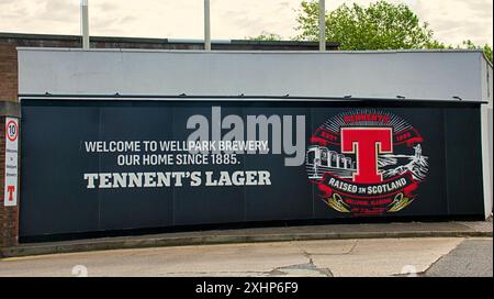 Glasgow, Écosse, Royaume-Uni. 15 juillet 2024 : Scots lager England troll en tant que tennents lager a continué leur série de planches de football avec peu de sympathie pour l'angleterre. La société est célèbre pour ses graphismes et sa brasserie Drygate Wellpark de la ville est couverte d'art emblématique dans l'est de la ville et est une Mecque touristique. Crédit Gerard Ferry /Alamy Live News Banque D'Images