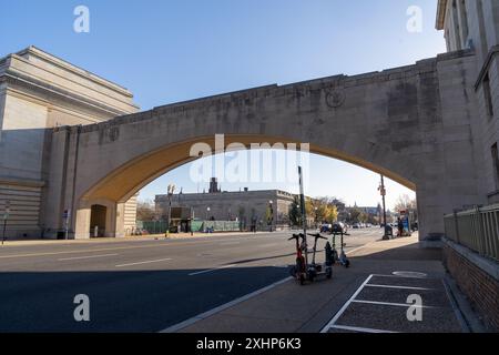 Washington, DC - 25 mars 2024 : pont Knapp Memorial Arch dans le centre-ville de DC Banque D'Images