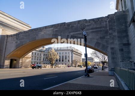 Washington, DC - 25 mars 2024 : pont Wilson Memorial Arch dans le centre-ville de DC Banque D'Images