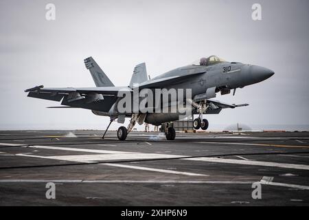 Un F/A-18E Super Hornet des « Kestrels » du Strike Fighter Squadron (VFA) 137 effectue un atterrissage arrêté sur le poste de pilotage du porte-avions Banque D'Images