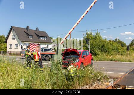 240715Bahnunfall News ID : en 2024-07-15 PKW kollidiert mit Bahnschranke Regionalzug muss Notbremsung einleiten Gospersgrün. Schwerer Verkehrsunfall am Montagnachmittag auf der Straße Gospersgrün zwischen Gospersgrün und der S298. Die Fahrerin eines Toyota War gegen 14:30 Uhr auf der Gospersgrüner Straße unterwegs, als sie mit einem Opel an einem Bahnübergang kollidierte. Daraufhin kollidierte der Toyota mit einer am Bahnübergang befindlichen Schrankenanlage. Ein herannahender Regionalzug der Vogtlandbahn, welcher sich kurz nach dem Unfall der Unfallstelle näherte, musste ein Notbremsung einle Banque D'Images