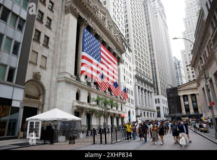 New York, États-Unis. 15 juillet 2024. Un drapeau américain est accroché à l'entrée de la Bourse de New York (NYSE) sur Wall Street à New York le lundi 15 juillet 2024. Les actions AMÉRICAINES ont grimpé lundi, le premier jour de négociation après la tentative d’assassinat du candidat présidentiel Donald Trump au cours du week-end. Photo de John Angelillo/UPI crédit : UPI/Alamy Live News Banque D'Images