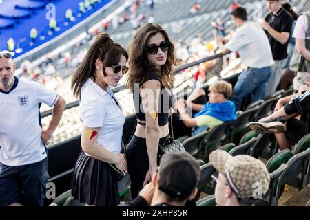 Berlin, Allemagne. 14 juillet 2024. Les fans de football espagnols vus sur les tribunes avant la finale de l'UEFA Euro 2024 entre l'Espagne et l'Angleterre à l'Olympiastadion de Berlin. Crédit : Gonzales photo/Alamy Live News Banque D'Images