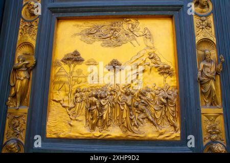 Moïse sur le mont Sinaï . Portes est, ou portes du Paradis du Baptistère de Florence. Florence, Toscane, Italie. Banque D'Images