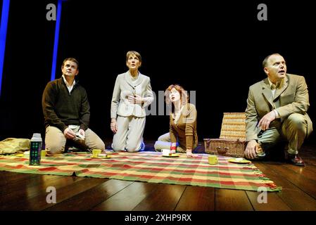 de gauche à droite : Hugh Bonneville (Martin Phillips), Harriet Walter (Lori Marshall), Siobhan Redmond (Charlotte Gardner), Matthew Marsh (Ed Marshall) aux États-Unis ET EUX par Tamsin Oglesby au Hampstead Theatre, Londres NW3 28/05/2003 design : Matthew Wright éclairage : Jason Taylor réalisateur : Jennie Darnell Banque D'Images