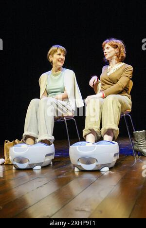 de gauche à droite : Harriet Walter (Lori Marshall), Siobhan Redmond (Charlotte Gardner) aux États-Unis ET EUX par Tamsin Oglesby au Hampstead Theatre, Londres NW3 28/05/2003 design : Matthew Wright éclairage : Jason Taylor réalisateur : Jennie Darnell Banque D'Images