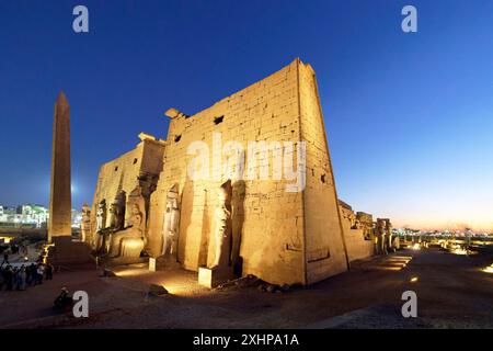 Égypte, haute Égypte, Vallée du Nil, Louxor, le temple de Louxor classé au patrimoine mondial de l'UNESCO, statues colossales de Ramses II et de son obélisque Banque D'Images