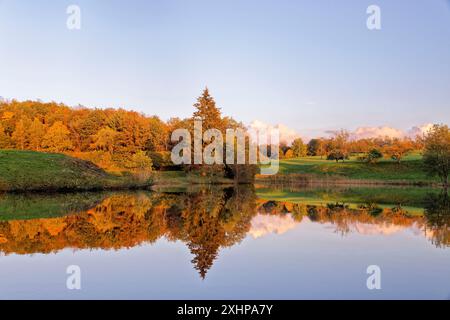 France, haute-Saône, Parc naturel régional des ballons des Vosges, plateau des mille Etangs, plateau des Grilloux, séparation des 1000 étangs entre le lac Banque D'Images