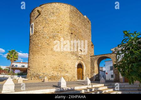 Espagne, Estrémadure, Zafra, scène sur la via de la Plata, route de pèlerinage espagnol à Saint-Jacques-de-Compostelle, porte de Badajoz et Arco del Cubo, reste o Banque D'Images