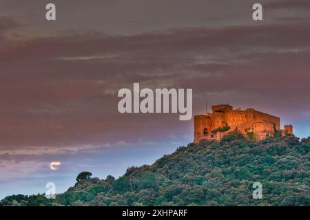 France, Aude, Parc naturel régional des Corbières Fenouilledes, Bizanet, Château de Saint Martin de Toques, vue générale du château sur une colline au coucher du soleil Banque D'Images