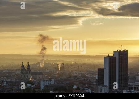 France, Meurthe et Moselle, Nancy, vue panoramique de la ville depuis le Parc de la Cure d'Air (Parc public de la Cure d'Air) avec la cathédrale notre Dame de l'Hôtel Banque D'Images