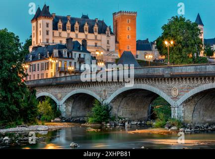 France, Pyrénées Atlantiques, Béarn, Pau, Château de Pau, Vue de nuit sur le château de Pau et le pont sur le Gave depuis l'autre rive Banque D'Images