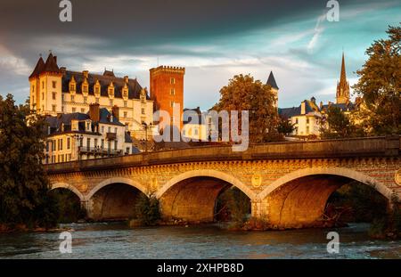 France, Pyrénées Atlantiques, Béarn, Pau, Château de Pau, Vue sur le château de Pau et le pont depuis la rivière au coucher du soleil Banque D'Images