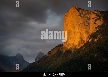 France, Drôme, lus la Croix haute, massif de Dévoluy, de la vallée de Jarjatte, coucher de soleil sur le sommet du petit Chamousset Banque D'Images