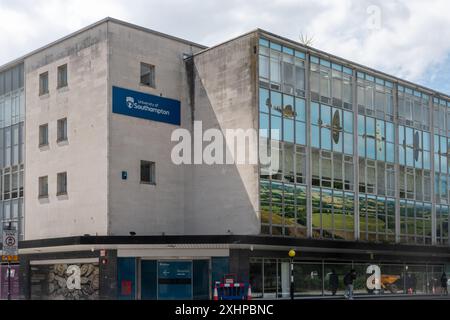 Panneau de l'Université de Southampton sur le bâtiment au numéro 1 Guildhall Square, Southampton, Hampshire, Angleterre, Royaume-Uni Banque D'Images