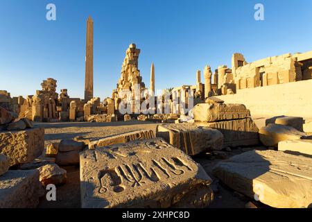 Égypte, haute Égypte, Vallée du Nil, Louxor, Karnak, Classé au patrimoine mondial de l'UNESCO, temple dédié à Dieu Amon, obélisque érigé parmi les ruines d'Amun Banque D'Images