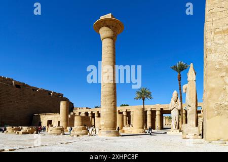 Égypte, haute Égypte, Vallée du Nil, Louxor, Karnak, Classé au patrimoine mondial de l'UNESCO, temple d'Amun, première cour, statue de Ramses II avec sa femme BE Banque D'Images