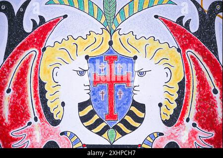 France, Var, Fréjus, chapelle notre Dame de Jérusalem, armoiries des Templiers et deux profils avec l'effigie de Jean Marais Banque D'Images