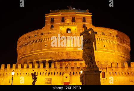 Castel Sant'Angelo ou Mausolée d'Hadrien, avec la statue d'Ange à la Croix au premier plan Rome, Italie. Banque D'Images