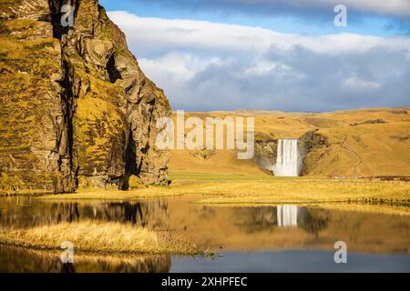 Islande, région de la Sudurland, Skógar, les cascades de Skógafoss avec une hauteur de 60 mètres de haut et 25 mètres de large Banque D'Images