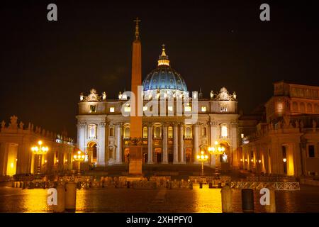 Place Saint-Pierre, Obélisque du Vatican et Basilique Saint-Pierre la nuit, Cité du Vatican, Rome, Italie. Banque D'Images