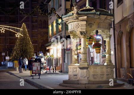 France, Bas Rhin, Obernai, les puits à 6 eaux (bien avec 6 seaux) dans la rue du Chanoine Gyss Banque D'Images